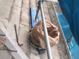 川崎市高津区　屋根葺き替え工事で古いスレートを撤去