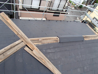 川崎市川崎区　木製の貫板が傷んできている