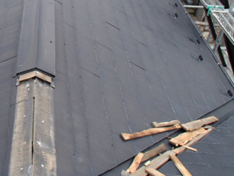 川崎市川崎区　古い棟板金を撤去