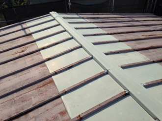 川崎市川崎区　瓦棒屋根　古くなって錆びている