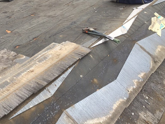 横浜市磯子区　屋根葺き替え工事　古いスレートを撤去