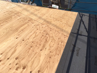 横浜市磯子区　屋根葺き替え工事　野地板と防水紙の取り付け