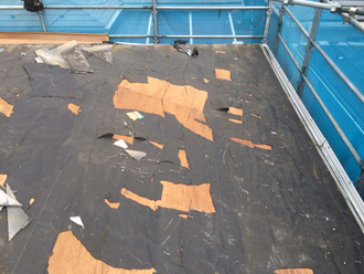 横浜市磯子区　屋根葺き替え工事　防水紙が傷んで簡単に破けてしまう