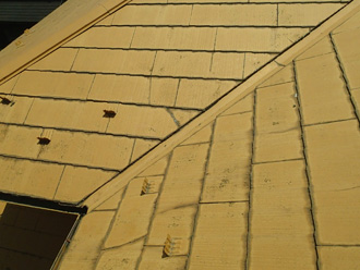 横浜市西区 スレートが古くなって割れている