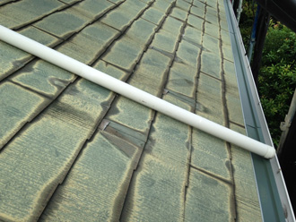 横浜市西区 屋根カバー工法前の屋根はスレートで傷みが出ている