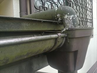 雨樋の塗膜剥がれ