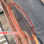 川崎市川崎区で雨水溜まりによって腐食した庇の葺き替え工事を実施