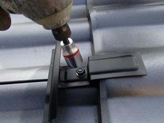 挟み込んで固定