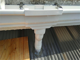 波板と雨樋の接続部