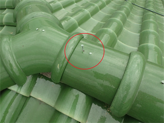 下地腐食による冠瓦の釘浮き