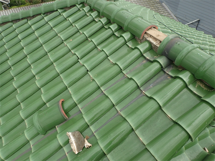 漆喰の剥がれと冠瓦の剥がれ