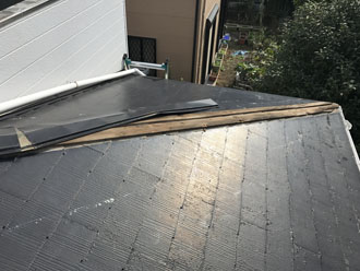 剥がれた棟板金