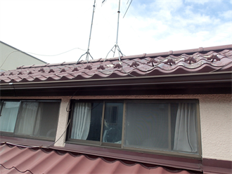 屋根の塗膜剥がれ