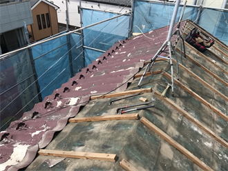 屋根材と桟木の撤去