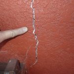 大きなクラック（ヒビ）