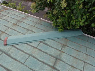 屋根の上に落ちていた剥がれた棟板金