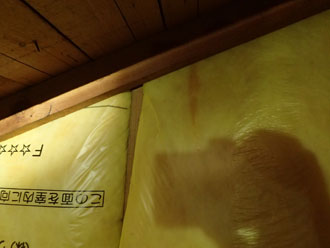 雨染みがある断熱材