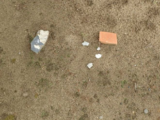 地面に落ちていた瓦と漆喰