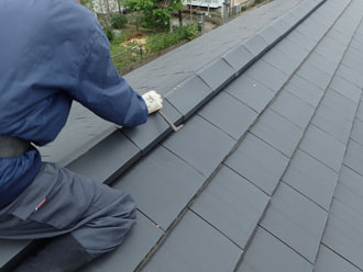 釘抜きで釘を抜いていく