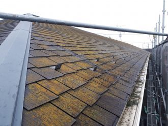 高圧洗浄前の汚れた屋根