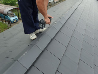 電動ドライバーで締めていく