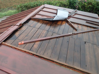 屋根材が剥がされた部分