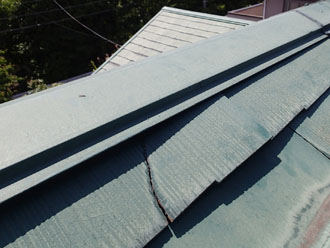 スレートが割れている