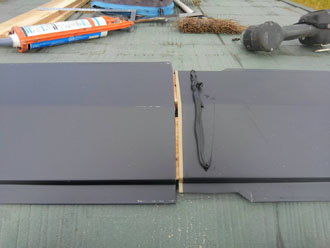 新しい棟板金にシーリング