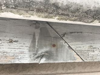 劣化した破風板