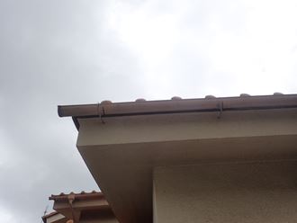 滴が落ちる雨樋