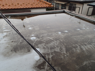 屋上一面が水溜まりに