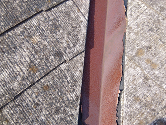 塗膜の剥げた谷板金