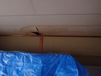 室内の雨漏り跡を直します