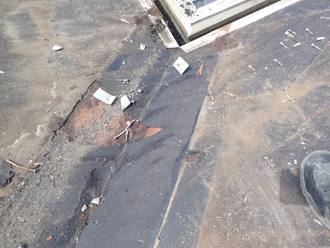 谷板金の部分の防水紙に破れを発見