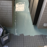 武蔵野市境にてバルコニー床の亀裂より発生した雨漏りをウレタン防水で改善