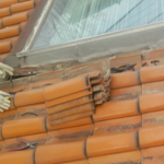 青梅市末広町にてトップライト（天窓）付近からの雨漏りを屋根葺き直し工事で改善