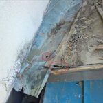 経年劣化によって穴が開いた板金