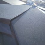 ねじが緩んだ棟板金の重なり部分
