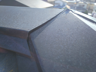 ねじが緩んだ棟板金の重なり部分