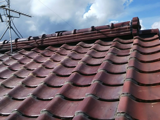 雨漏りしている瓦屋根