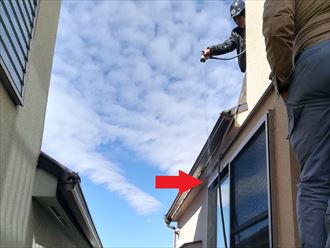 雨漏り箇所の原因特定に散水試験を実施