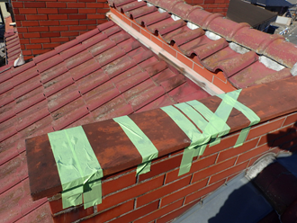 三浦市栄町　笠木の板金が外れかかっている