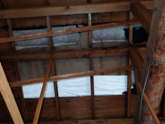 屋根裏から見た天井の穴