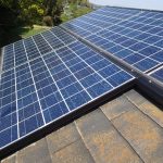 太陽光発電が載せられたスレート屋根