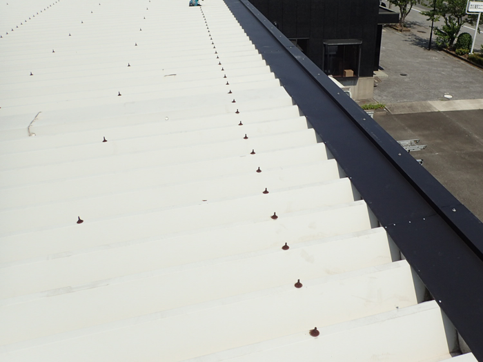 東久留米市神宝町　折半屋根の雨押えカバー工事　完工