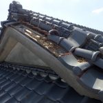 ケラバの瓦が落下した入母屋屋根