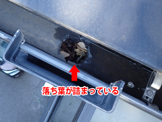 東大和市狭山　雨樋に落ち葉が詰まっている