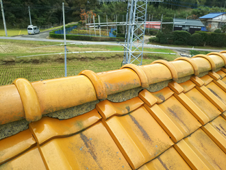 劣化してきた棟瓦の漆喰