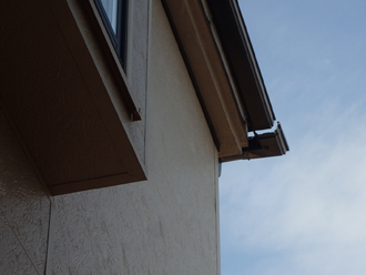 継ぎ目から空が見える雨樋