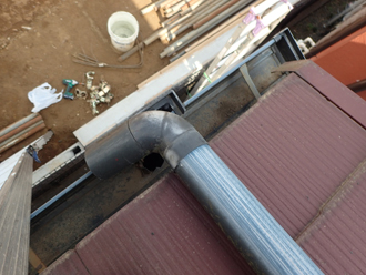 雨樋から飛び出した這樋